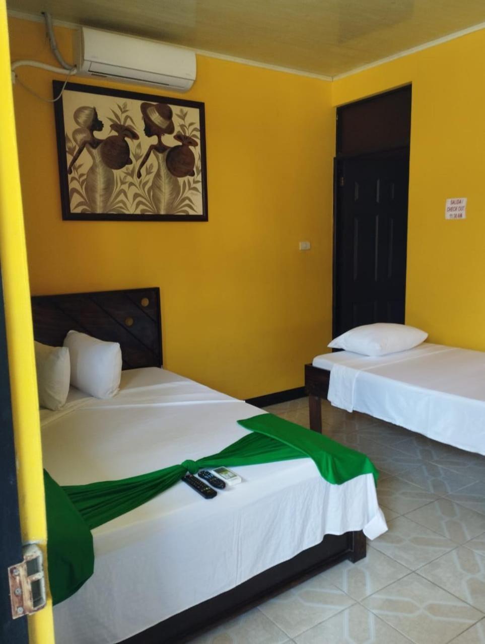 Cabinas Hukats Secret Jungle Puerto Viejo de Talamanca Exterior photo